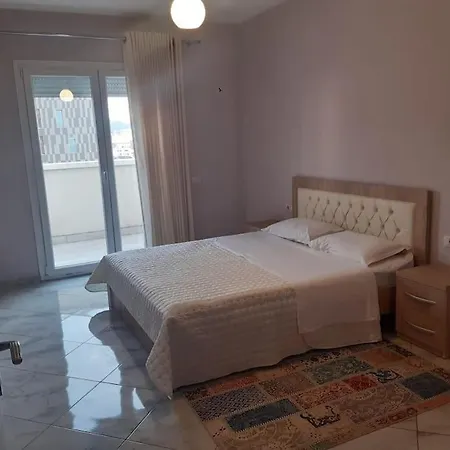 Διαμέρισμα In Near Centre Τίρανα